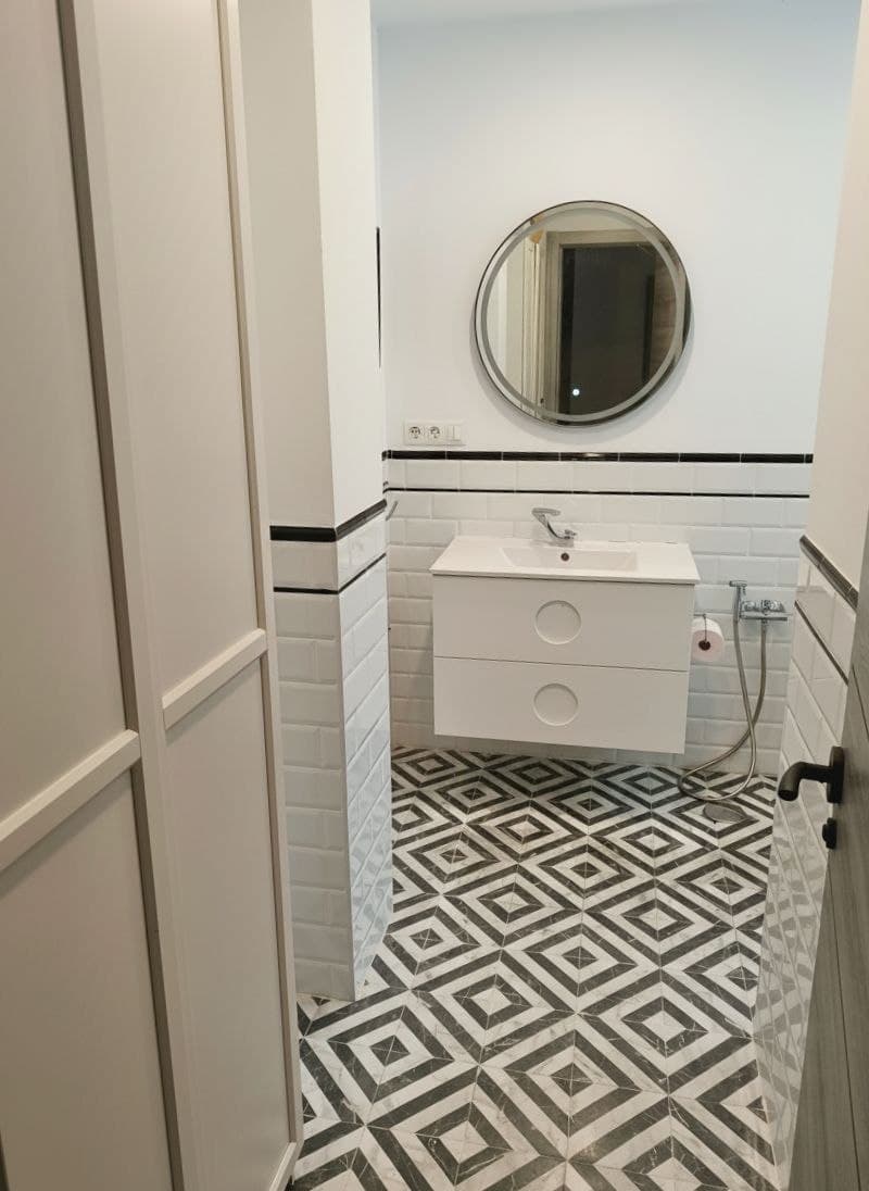Baño planta alta · Upper floor bathroom