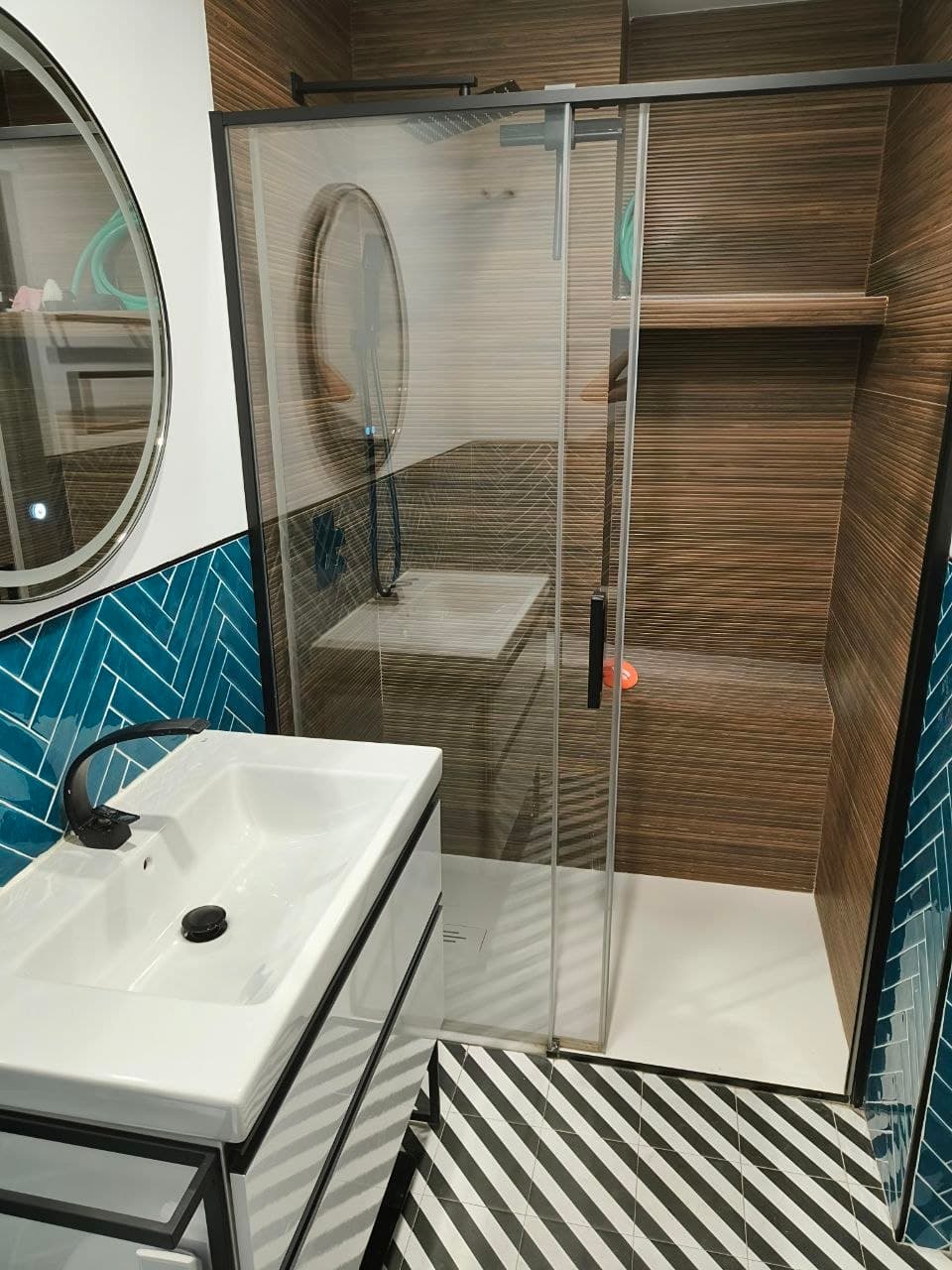 Baño con azulejos / Teal herringbone bathroom