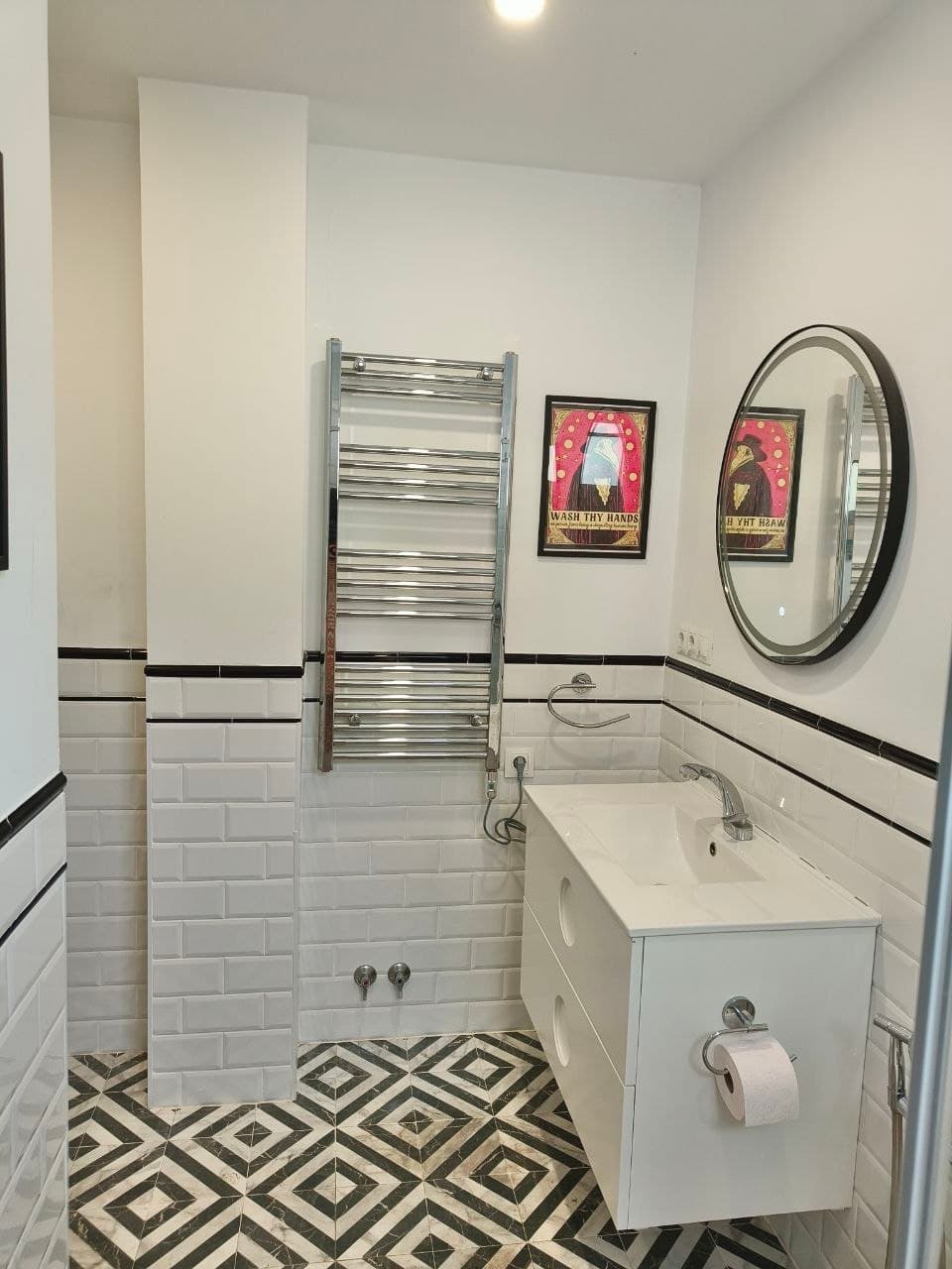 Baño planta alta · Upper floor bathroom