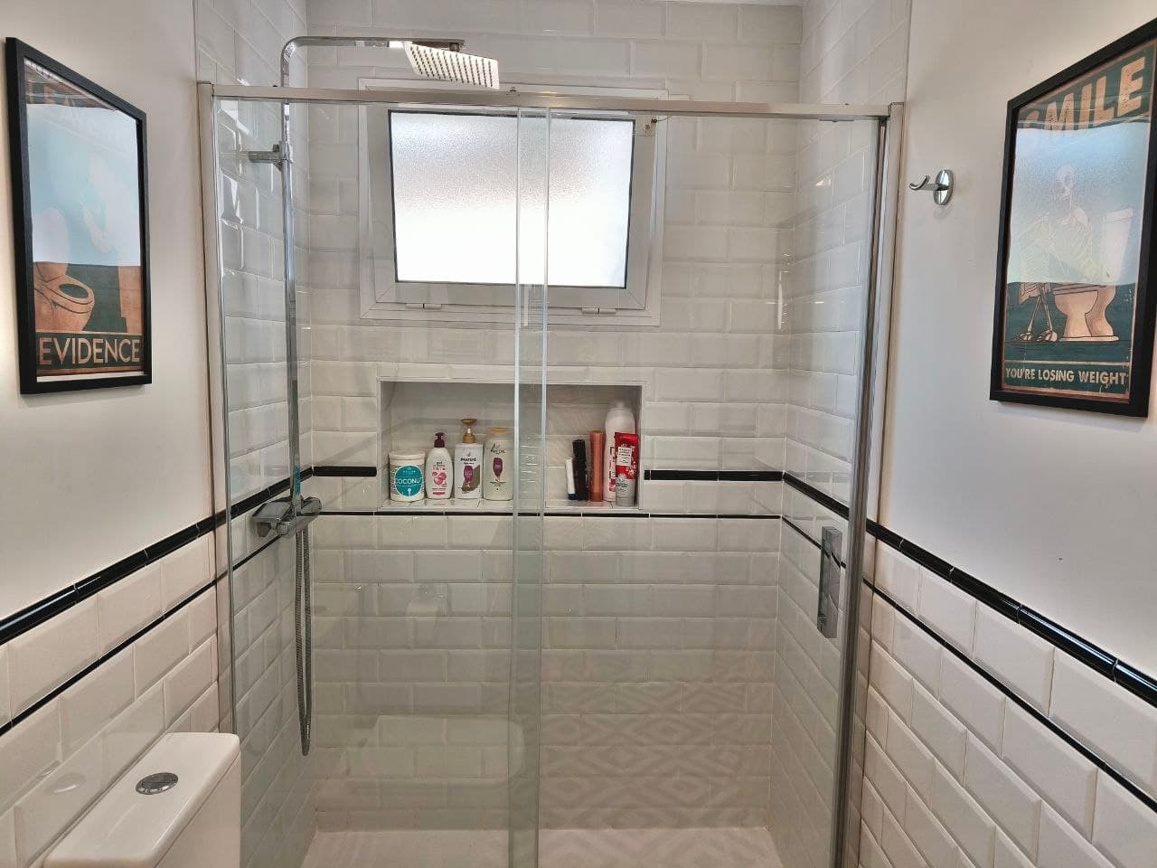Baño planta alta · Upper floor bathroom