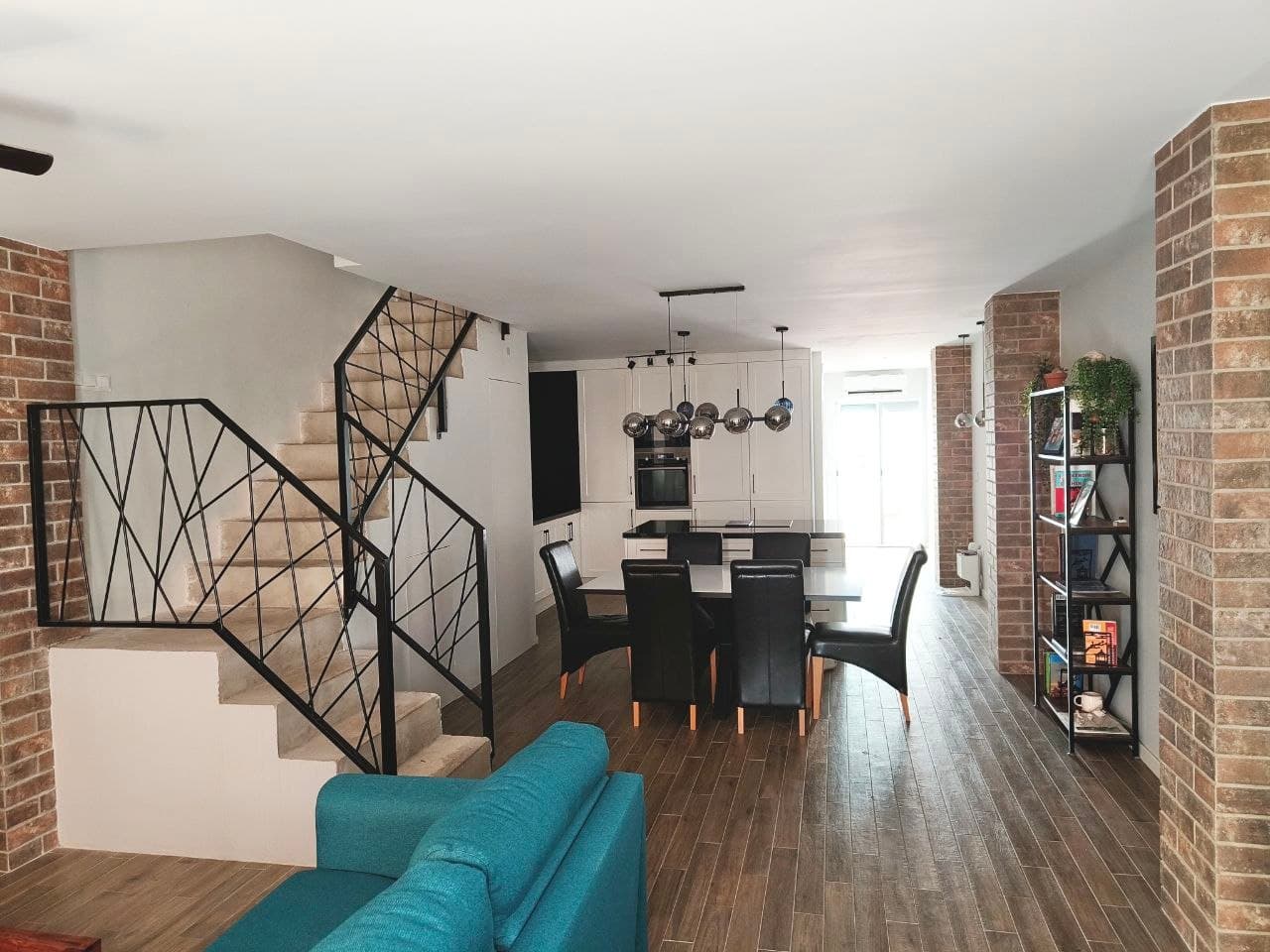 Salón comedor abierto / Open-plan living and staircase