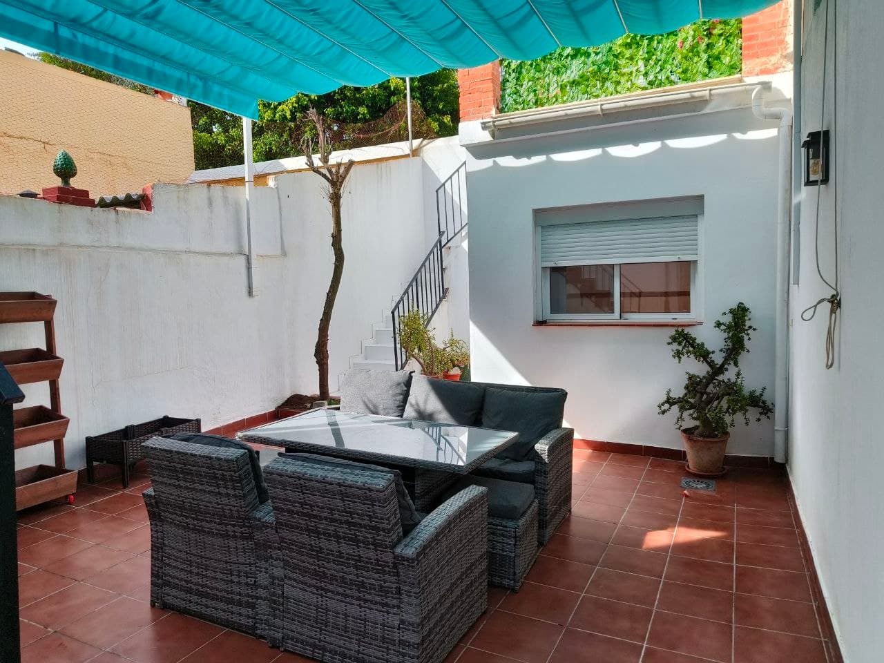 Patio con toldo / Patio dining under awning