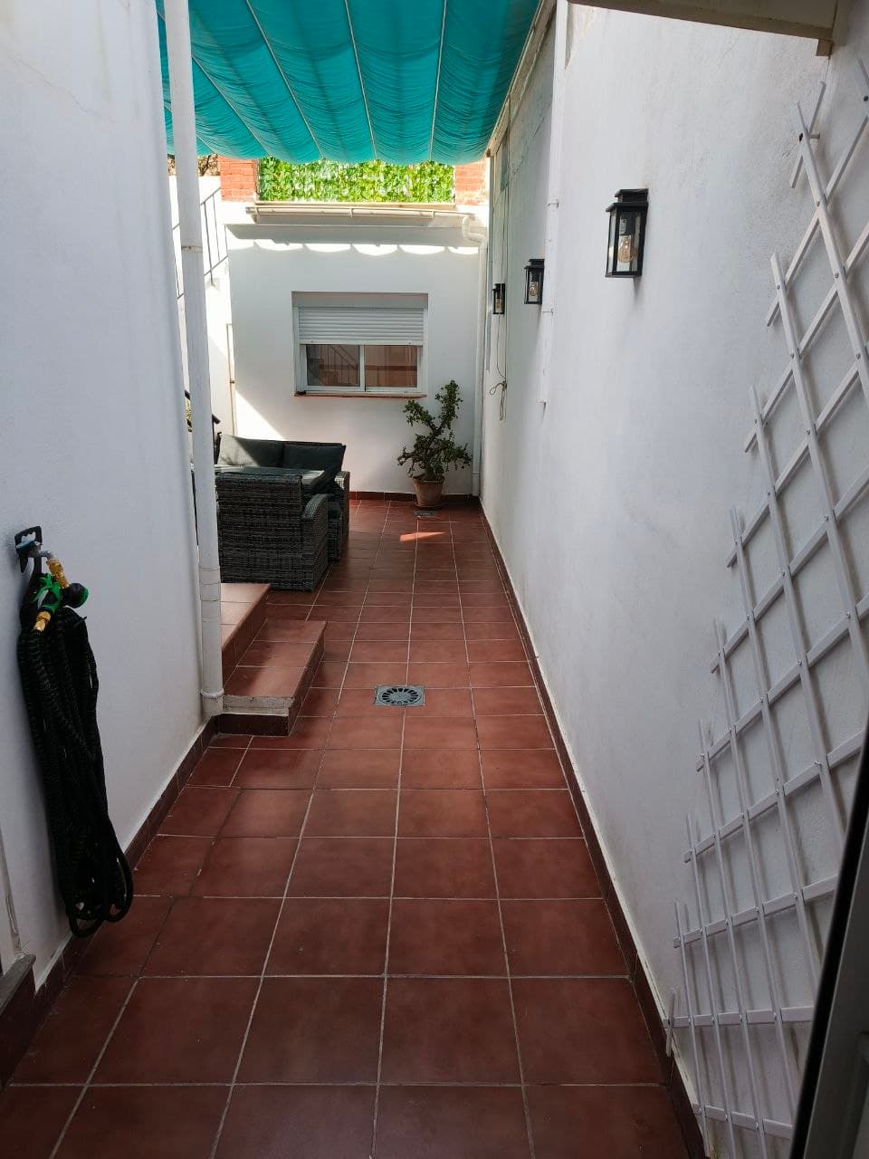 Entrada al patio · Patio entry